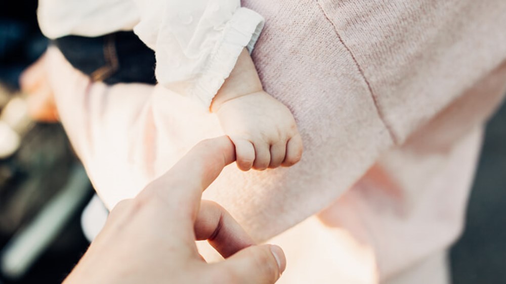 Baby holding hand | Wealthify
