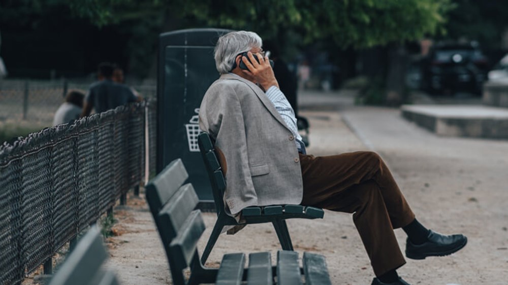 Old man sitting on bench | Wealthify