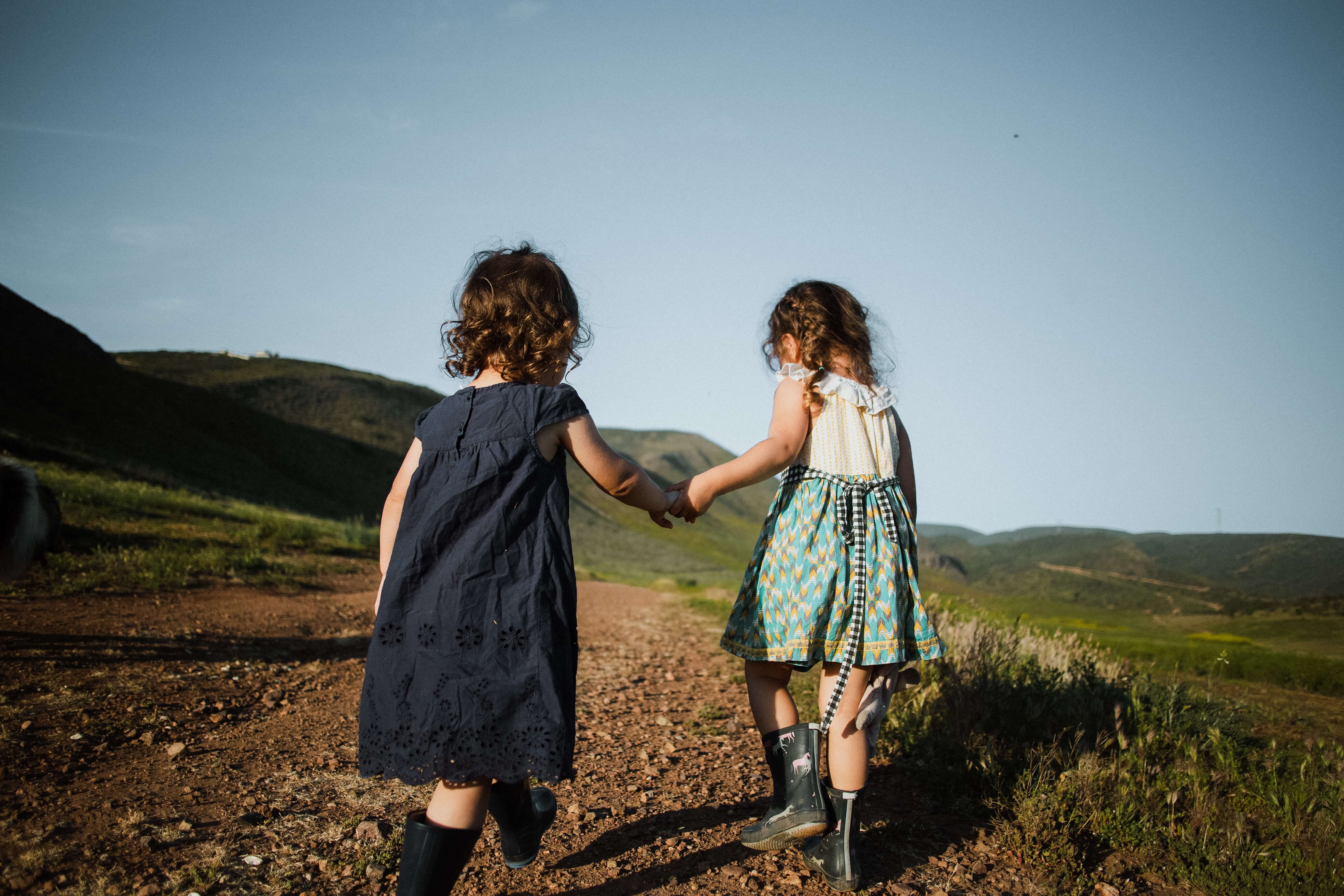 Be kind nature. Хороший человек для детей. Дети держатся за руки. Be kind. Забрали детей Испания.