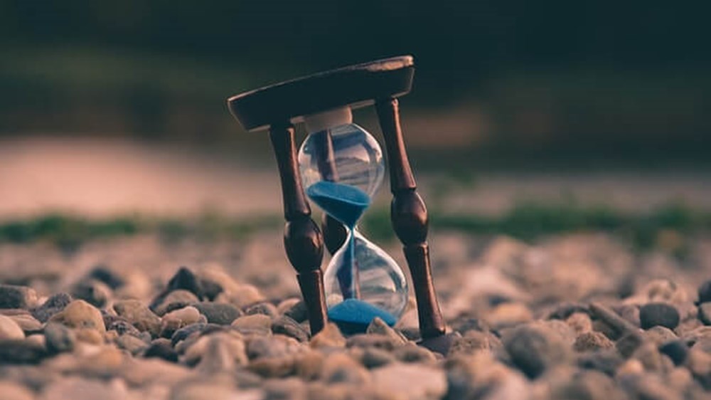 An hour glass in the sand | Wealthify.com