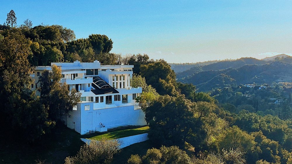 Expensive house on a hill | wealthify.com