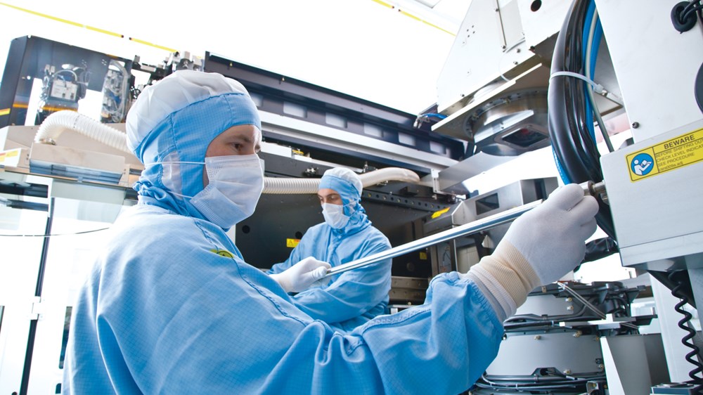 ASML Cleanroom DUV assembly | wealthify.com