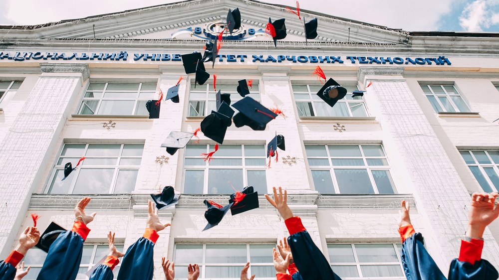 University graduation hat throw | wealthify.com
