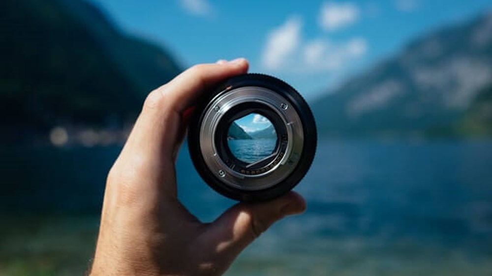 camera lens focusing on scenery | Wealthify.com