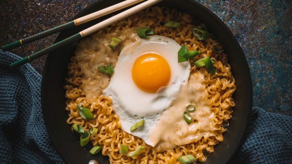 ramen noodles with egg and chopsticks | wealthify.com