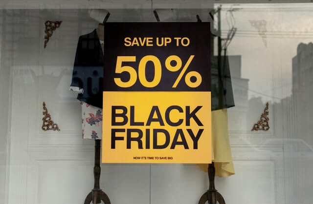 Black Friday Sale Sign in Shop Window | Wealthify.com
