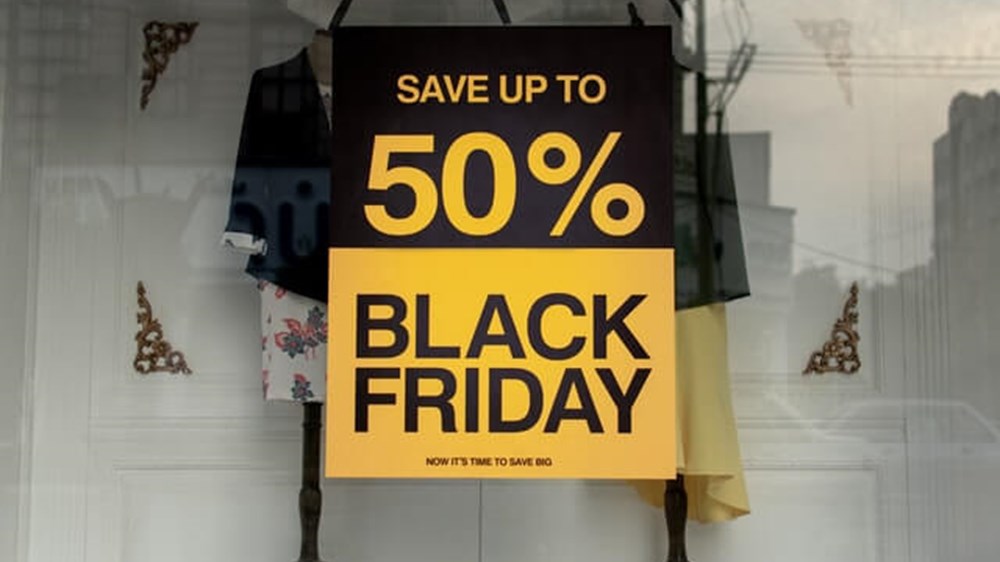 Black Friday Sale Sign in Shop Window | Wealthify.com